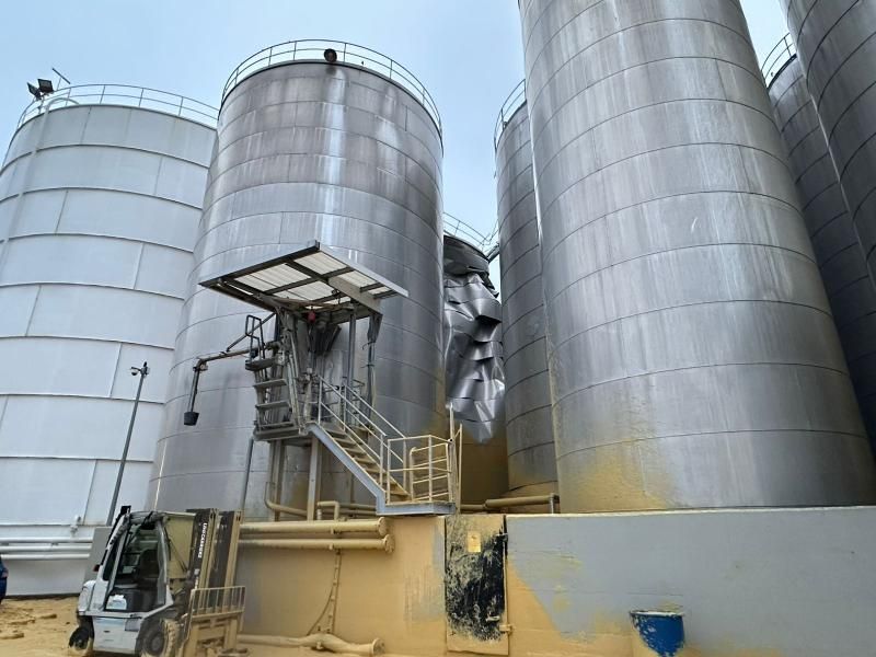 El aceite de palma mancha la ría de Vigo tras romper un tanque en el muelle de Guixar