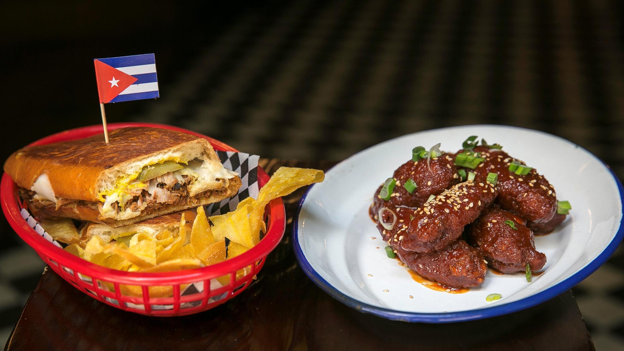 Sándwich cubano del restaurante Matanzas y pollo frito rebozado al estilo coreano del restaurante Lucky Road