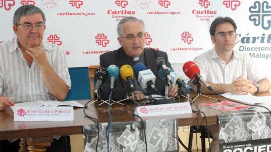 Anselmo Ruiz, Gabriel Leal y Francisco José Sánchez informaron ayer de la actividad de Cáritas durante el pasado 2009.