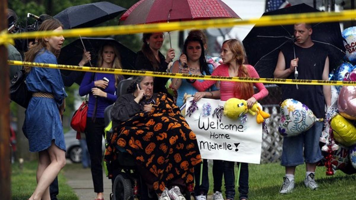 La abuela de Michelle Knight, en silla de ruedas, espera delante de la casa de Gina DeJesus, el viernes en Cleveland.