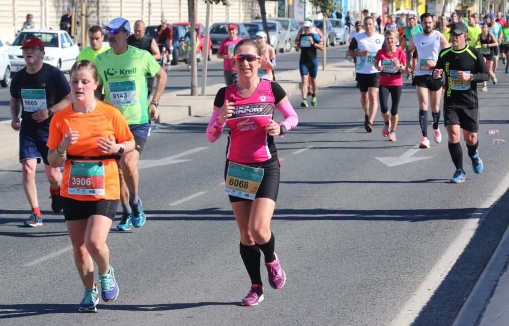 Más de 7.000 atletas tomaron la salida en una prueba que gozó de unas buenas condiciones para correr y que acabó encumbrando, de nuevo, al corredor del club Cueva de Nerja Abdelhadi El Mouaziz