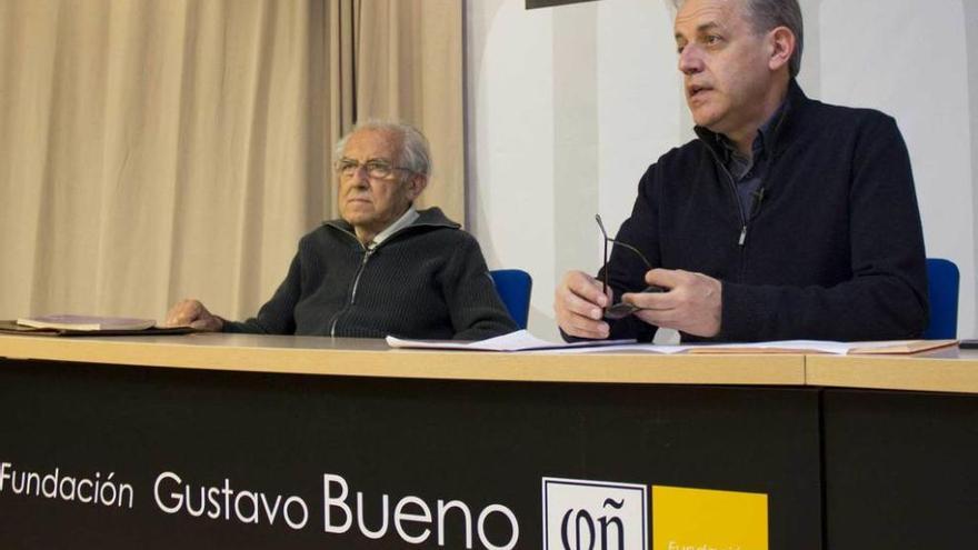 Gustavo Bueno, izquierda, y Gustavo Bueno Sánchez, ayer, en el cierre del curso 2014-2015.