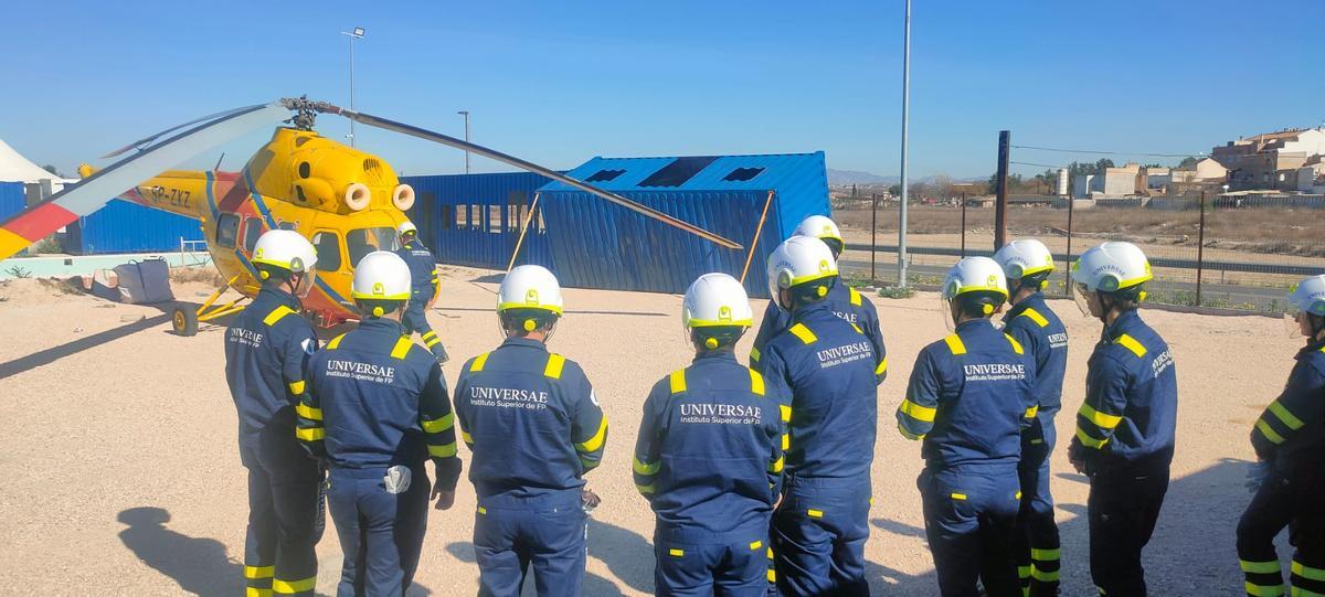 Alumnos de UNIVERSAE en una clase práctica en las instalaciones en Murcia.