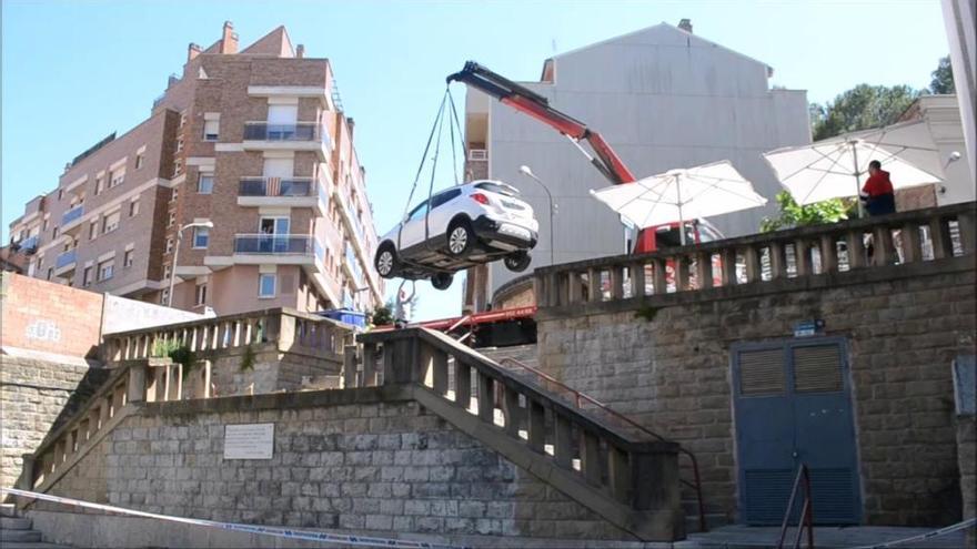 Treuen un cotxe que ha caigut per les escales a la plaça Onze de Setembre de Manresa
