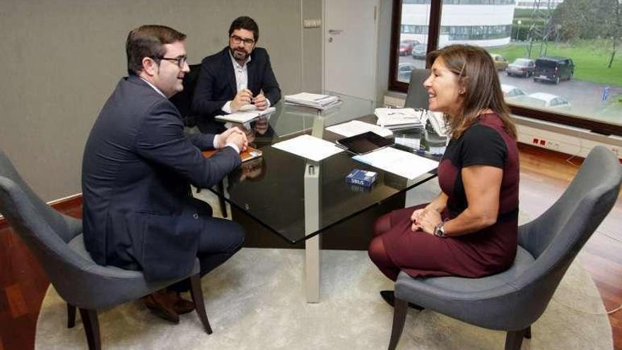 Miguel Domínguez, en el despacho de Beatriz Mato. // FdV