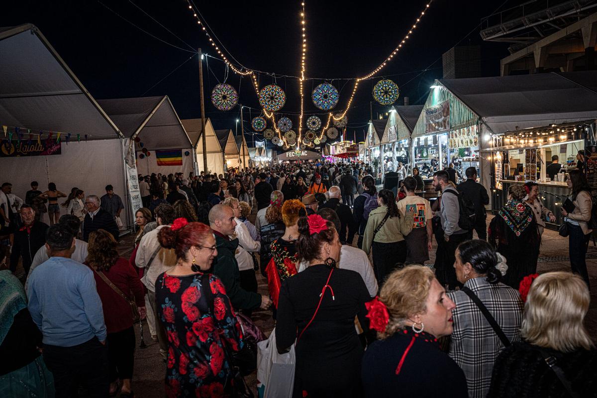 Ambiente nocturno en la Feria de Abril de Barcelona 2026.