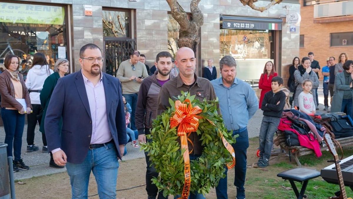 L'ofrena de flors a Llagostera per commemorar el Dia Nacional de l'Exili