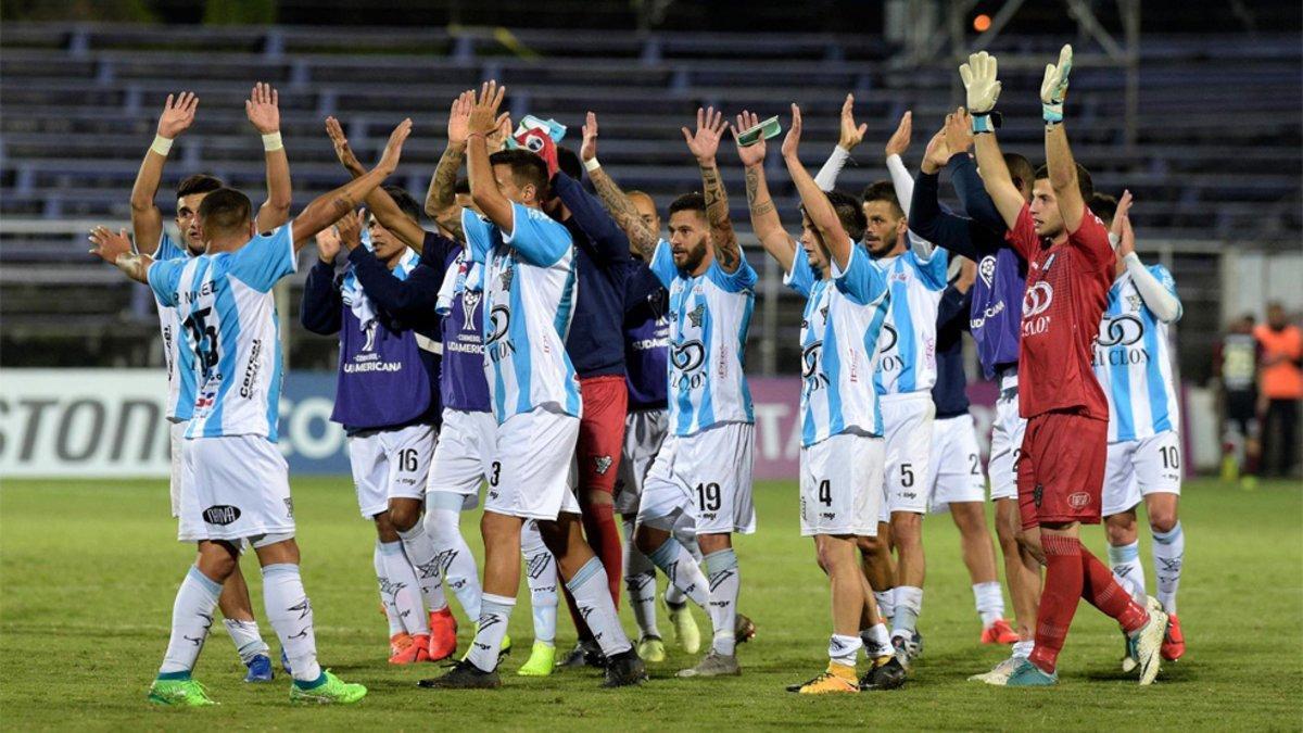 Los jugadores de Cerro celebran su triunfo sobre el UTC Cajamarca en la Copa Sudamericana