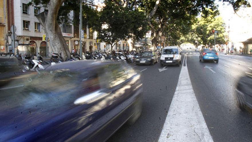 Coches circulando por la Alameda Principal.