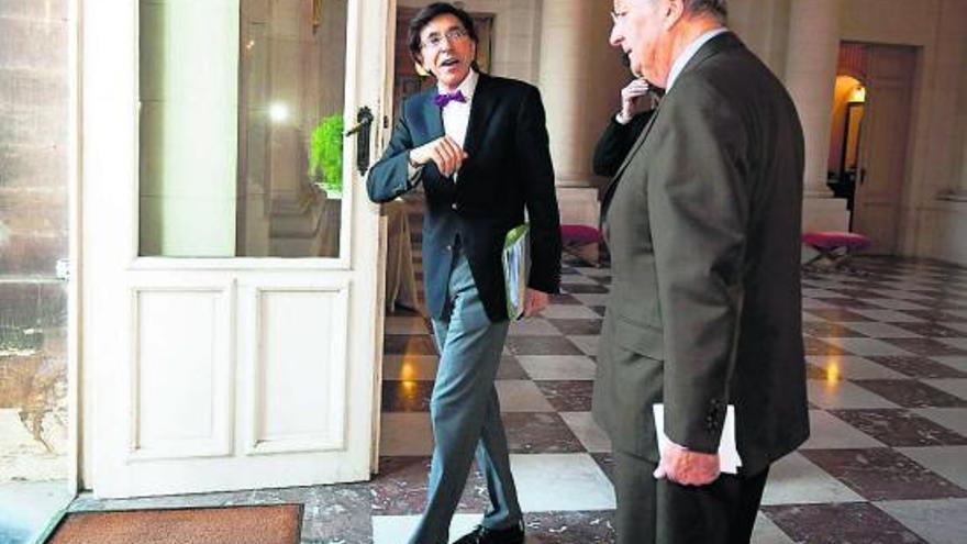 El primer ministro belga, Elio Di Rupo, y el rey Alberto II de Bélgica, ayer, en el castillo de Laeken.