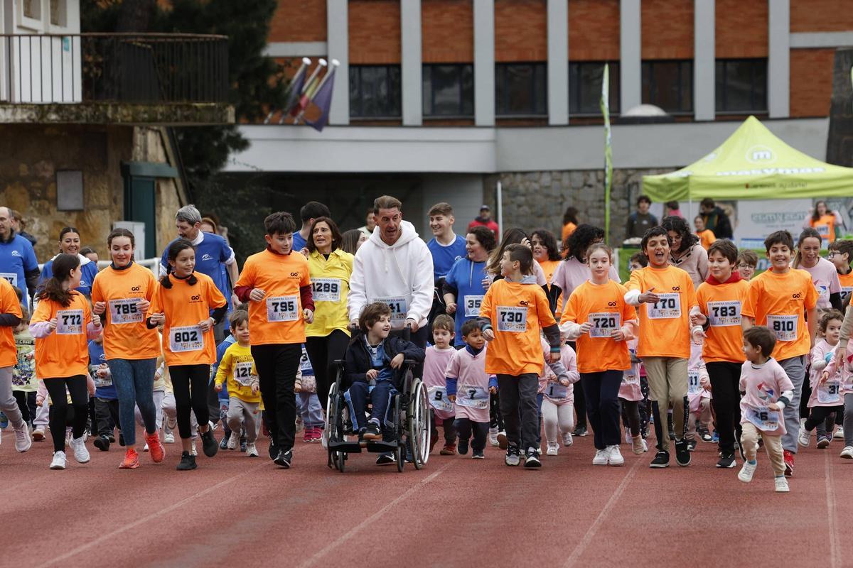 Los niños en la salida de la carrera con Javi en el centro impulsado por Alfredo García.