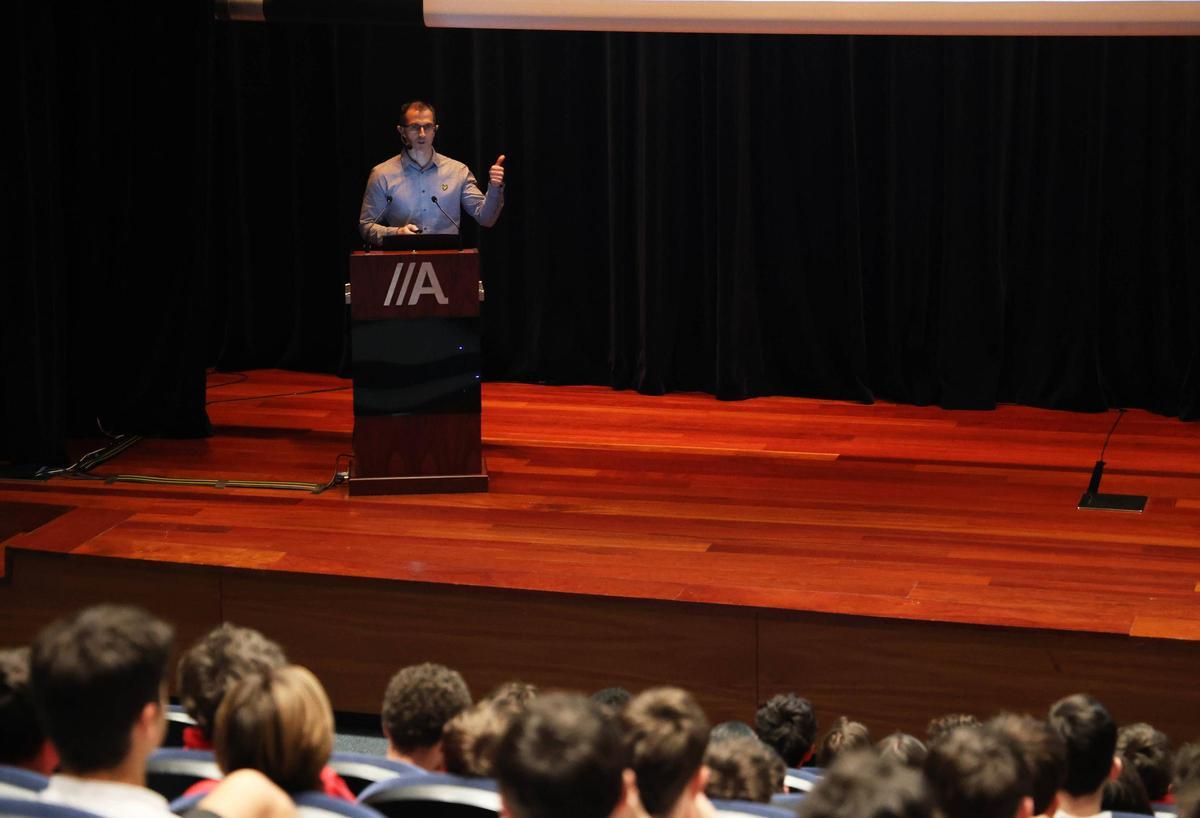 Un momento de la conferencia del catedrático Francisco Bellas sobre inteligencia artificial.