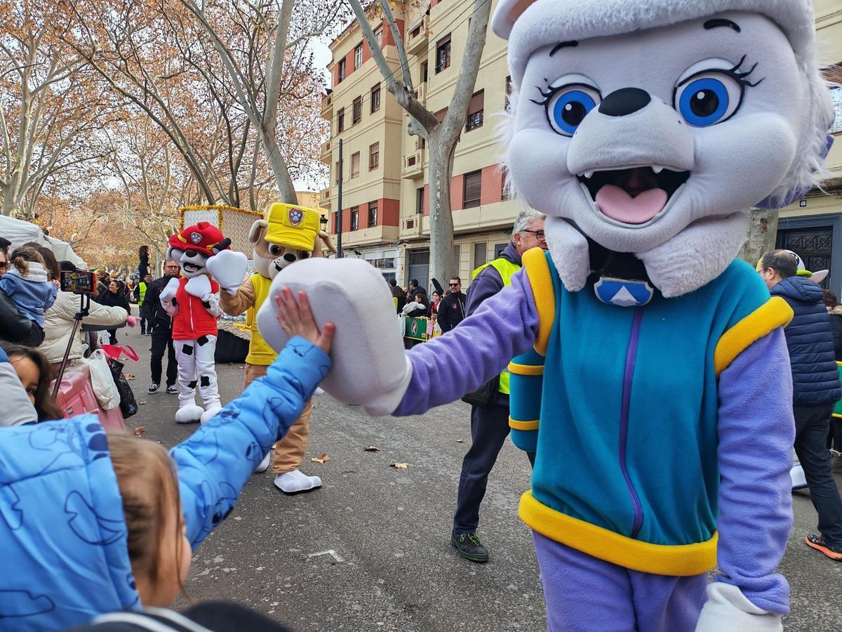 Personajes animados durante el desfile de los Reyes Magos en Xàtiva.