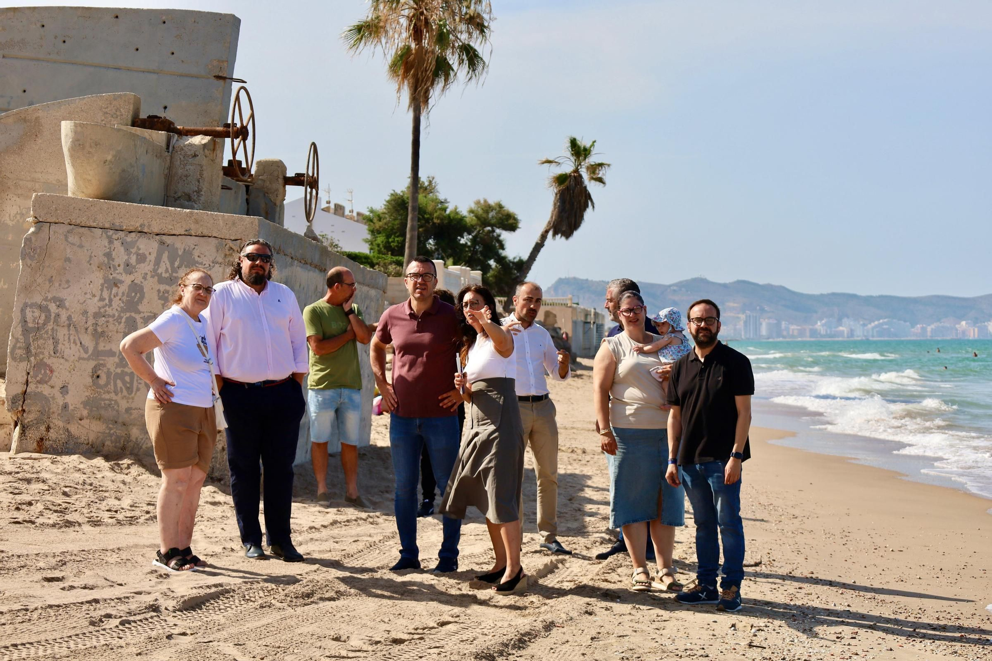 Visita de Mompó y Carlos Gil a la playa de Tavernes de la Valldigna.