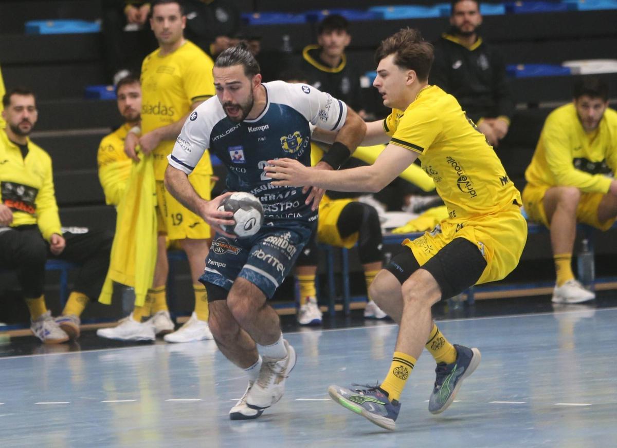 Gallardo trata de zafarse de la defensa de un jugador del ABC de Braga en el último amistoso del Frigoríficos.