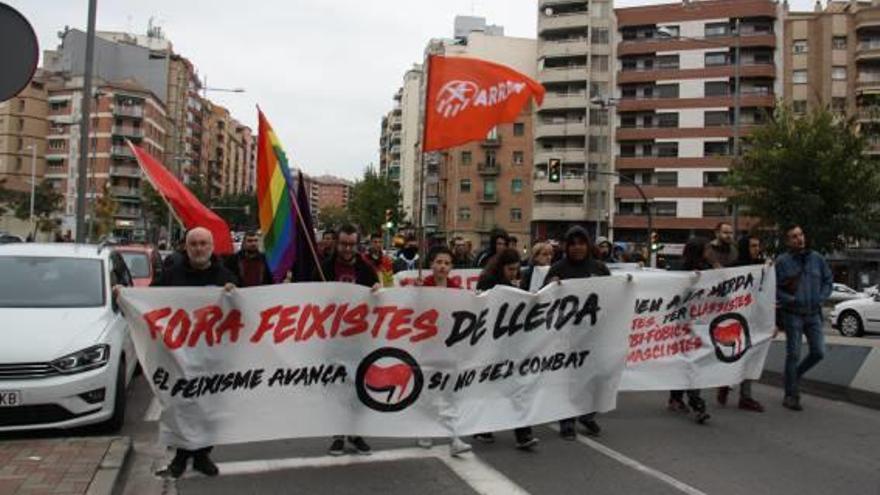 A Lleida, un grup de persones va mostrar el seu rebuig a Vox.