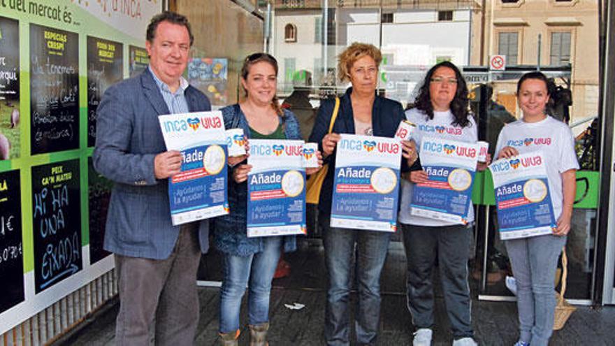 Fanny, voluntarias y autoridades presentando la campaña.