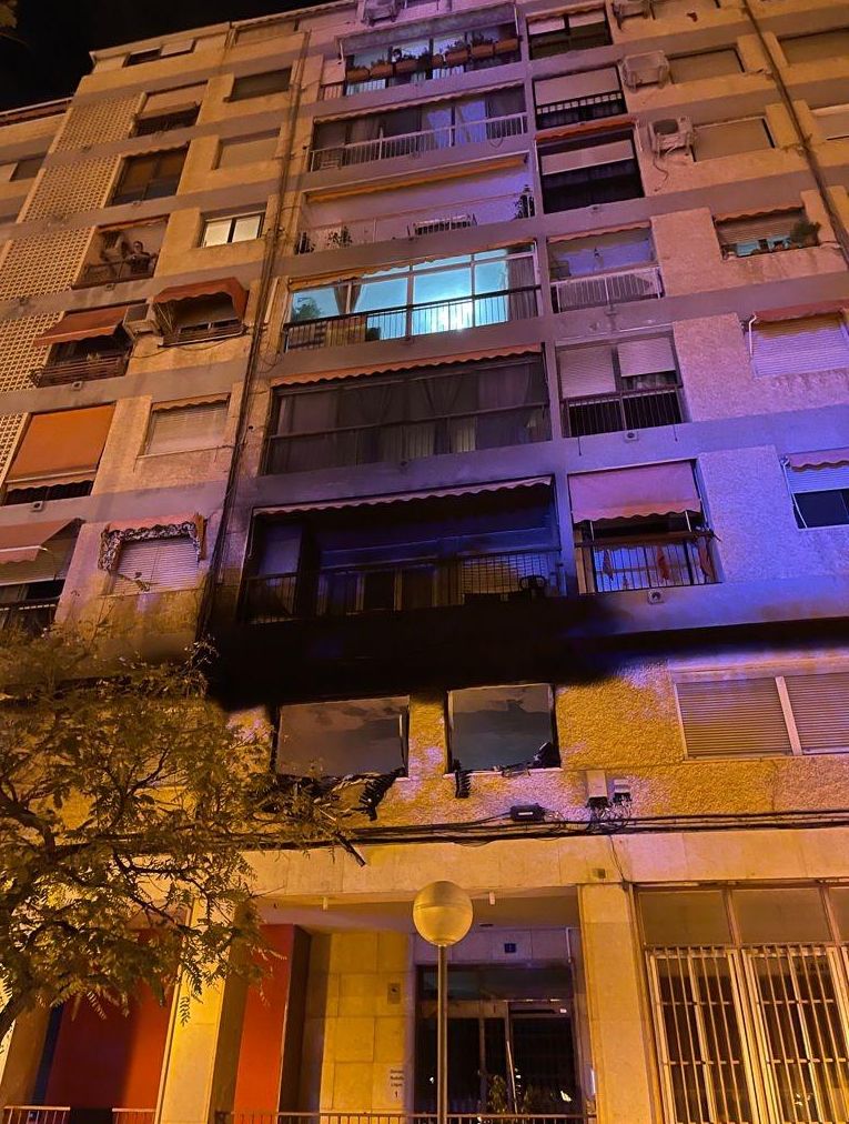 Inmueble de Alicante donde se ha declarado el incendio.