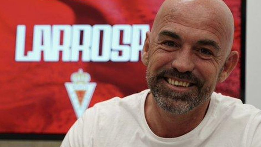 Larrosa firmando su contrato