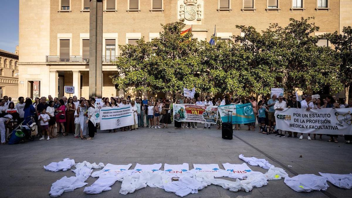 Imagen de archivo de la última huelga de médicos en Aragón antes del verano, en la plaza del Pilar.