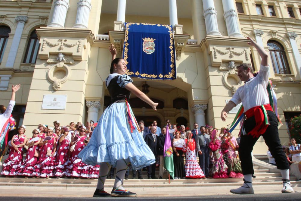 Con la entrega de la bandera de la ciudad a Andrés Olivares ha comenzado la romería hasta la Basílica de la Victoria este sábado por la mañana