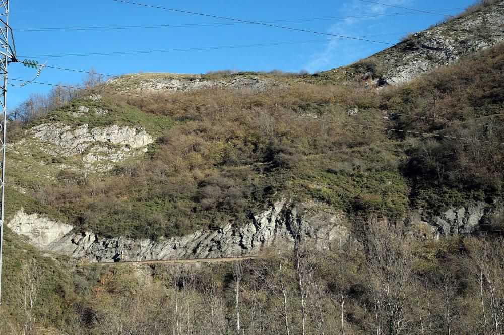 Técnicos del ADIF en labores en Pajares ante el riesgo de derrumbe sobre las vías