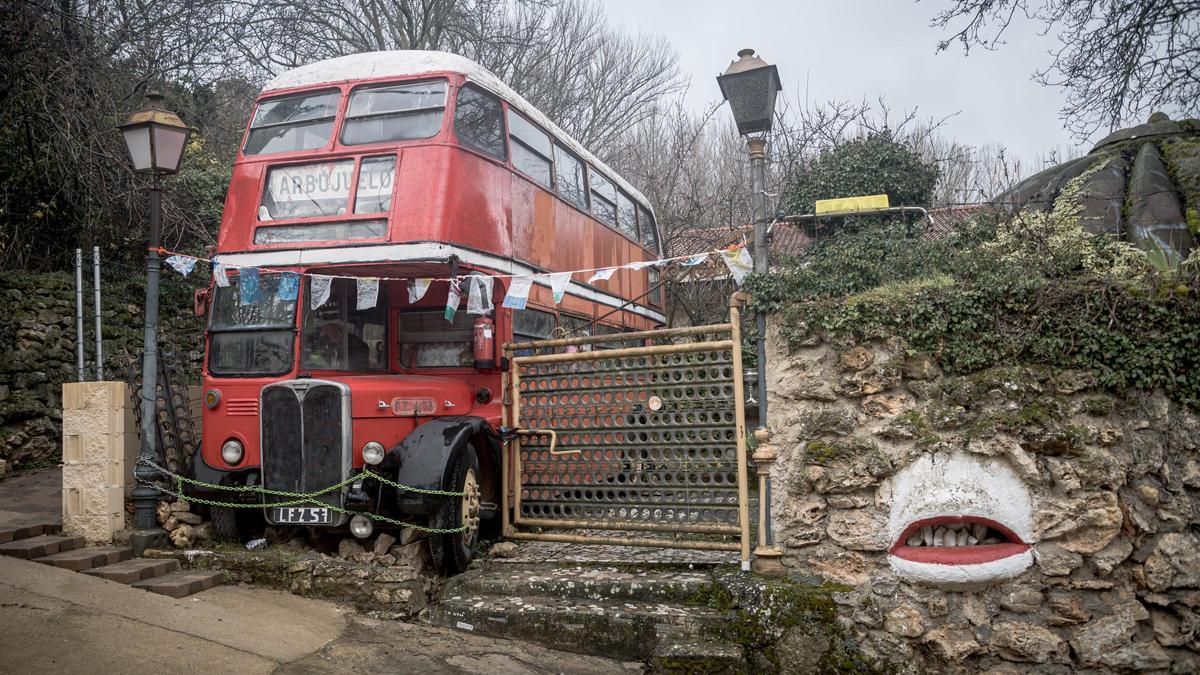 El autobús londinense de Arbujuelo, un misterio desde hace 40 años.