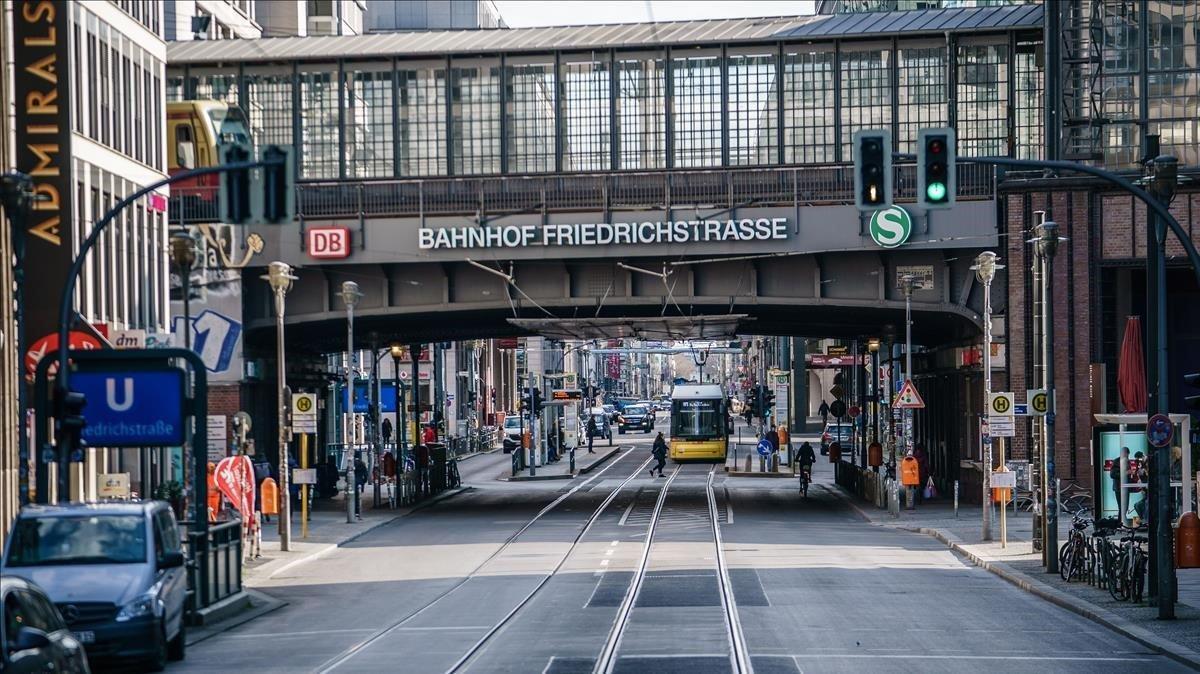 Calle Friedrichstrasse de Berlín, casi vacía a causa del confinamiento.