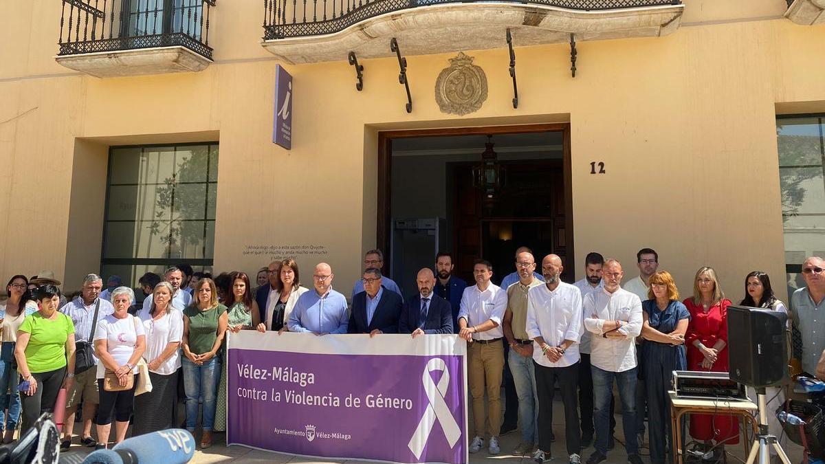 Imagen de la concentración a mediodía de hoy ante las puertas del Ayuntamiento de Vélez-Málaga.