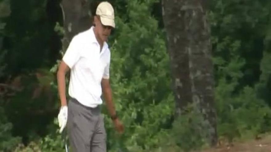 Obama juega al golf con Bill Clinton durante sus vacaciones