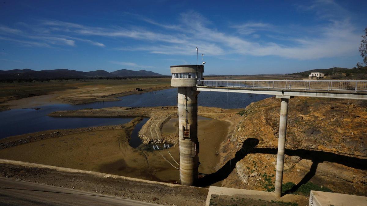 Torre de toma de agua de la presa de La Colada en marzo de 2023, con el pantano seco, poco antes de que terminara la sequía.