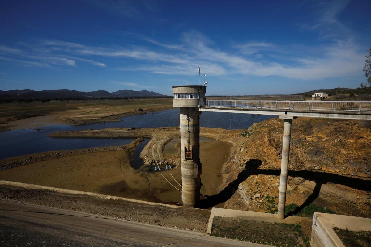 Torre de toma de agua de la presa de La Colada en marzo de 2023, con el pantano seco, poco antes de que terminara la sequía.