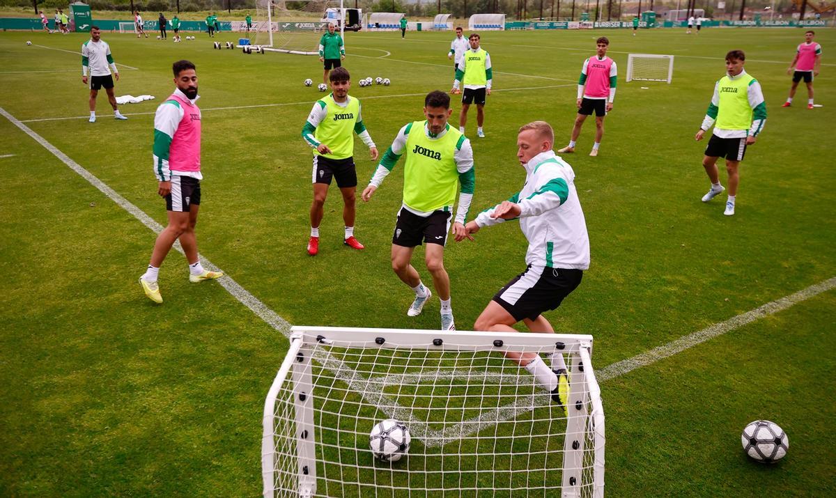 Los jugadores del Córdoba CF, entrenando con el balón de la Jornada Retro de LaLiga.