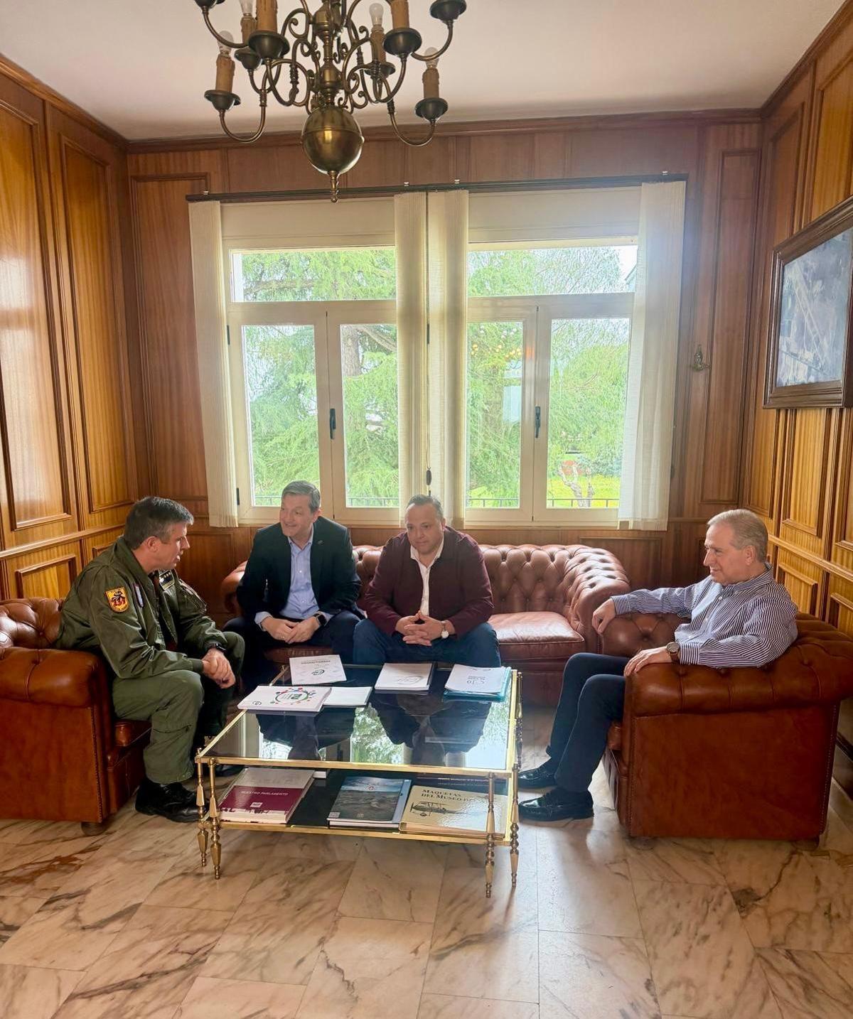 El coronel del Ala 23 de la base aérea de Talavera, en la reunión con el presidente de CSIF y otros responsables del sindicato, este miércoles.