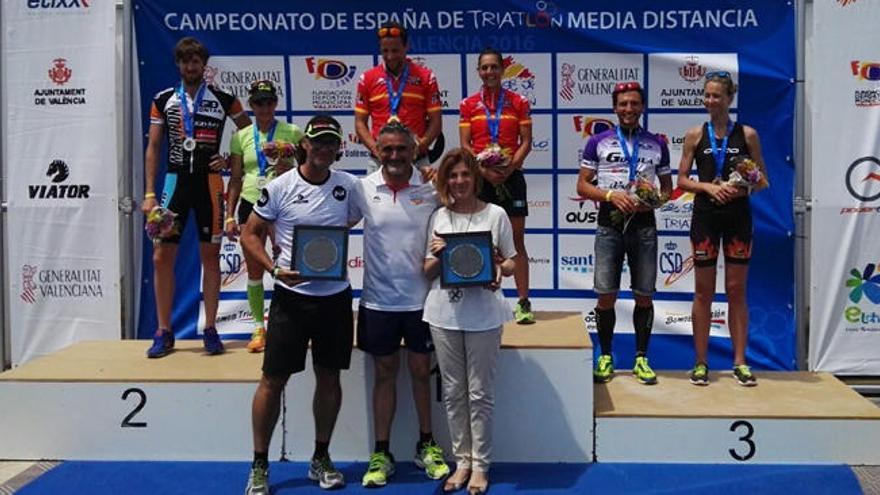 Podio de los ganadores masculinos y femeninos de Valencia 113