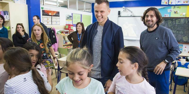 Cheryshev vuelve a las aulas en el CEIP Carlos Celma de Castellón