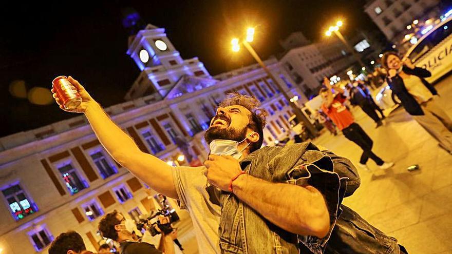 Botellones y fiestas sin control toman las calles la noche del fin del toque de queda