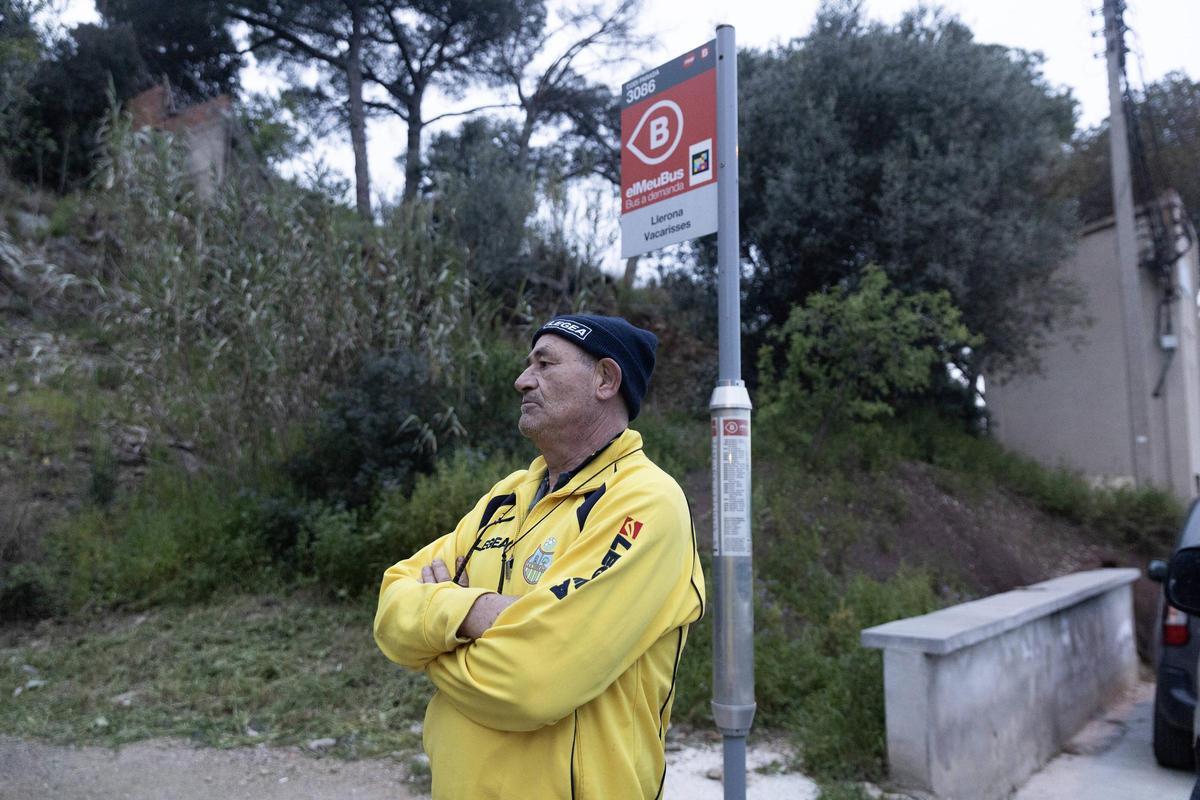 Antonio Barroso, en una parada del bus a demanda de Torre Baró Sud, en Barcelona.