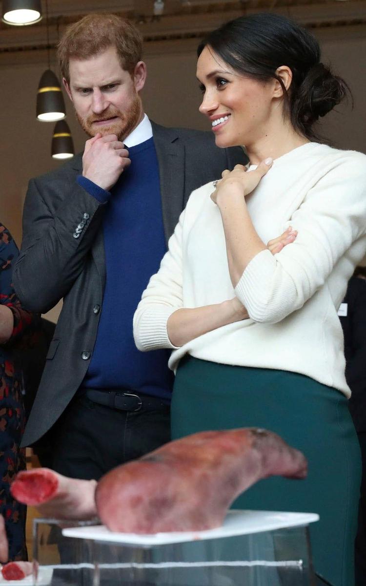 Meghan Markle durante su viaje en Belfast vistiendo jersey de Victoria Beckham