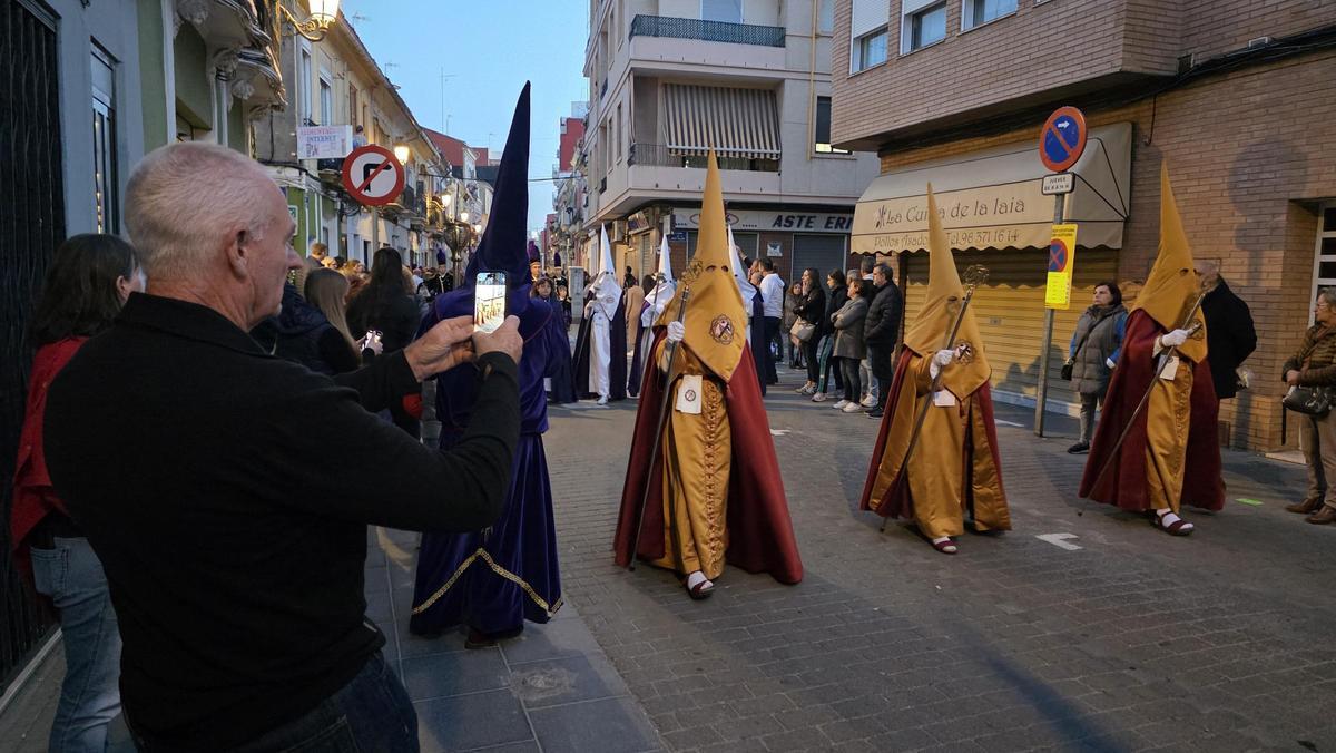 Un turista fotografía la procesión del Canyamelar