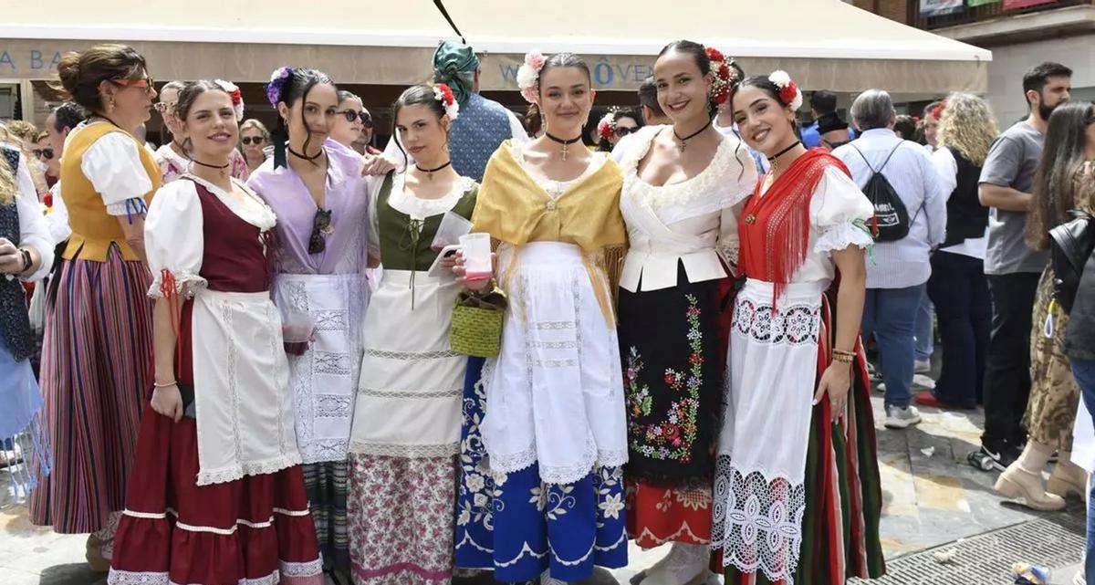 Un grupo de huertanas en la Plaza del Romea. | ISRAEL SÁNCHEZ