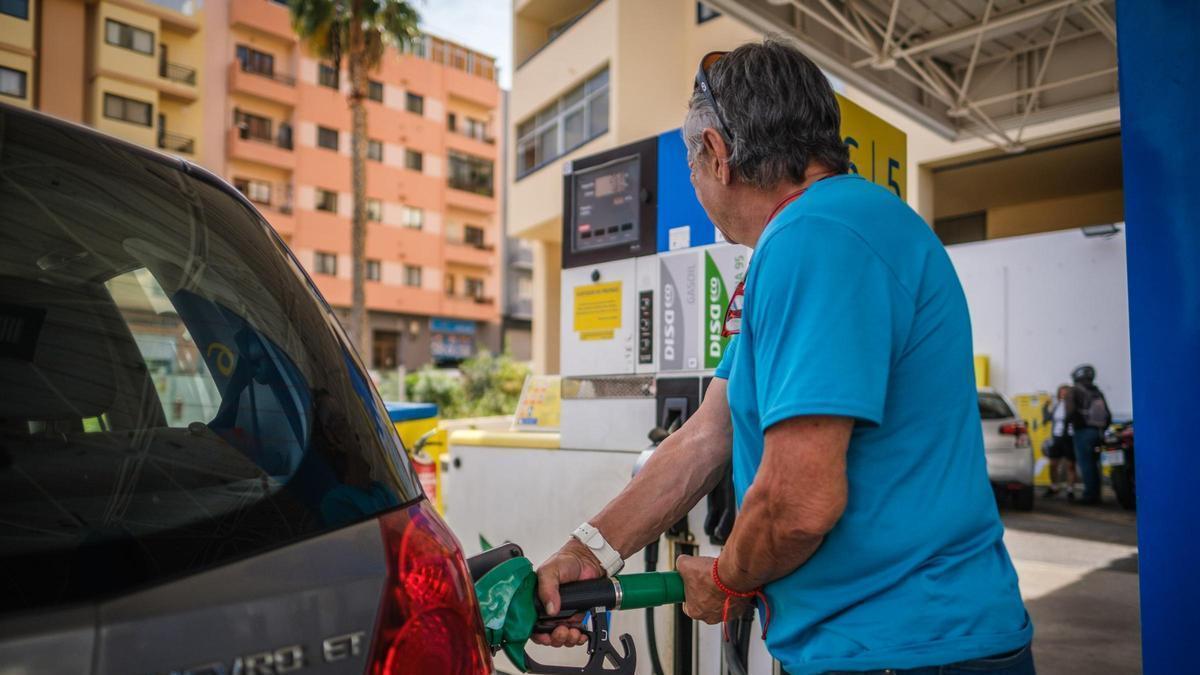 Un conductor pone gasolina en una estación de servicio.