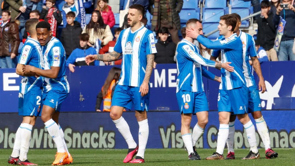 Los jugadores del Espanyol celebran el triunfo ante el Mallorca