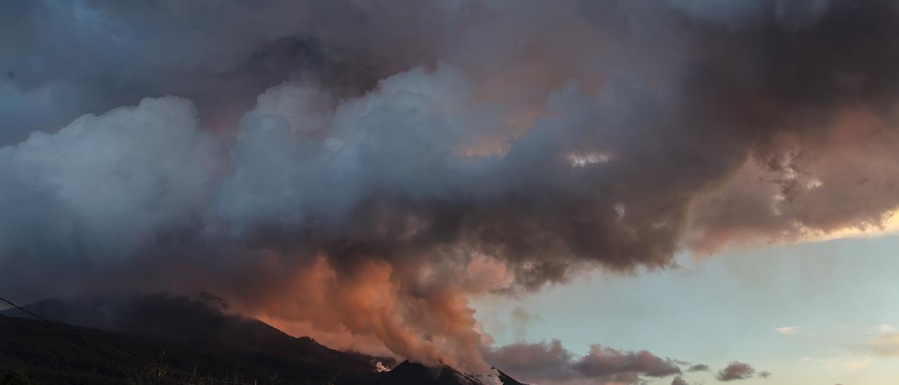 Los drones graban el "mar de bruma" en las proximidades del cono del volcán de La Palma.