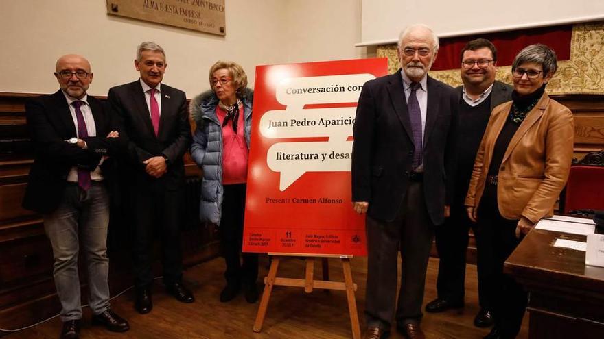 Por la izquierda, el decano de Letras, José Antonio Gómez; el rector, Santiago García Granda; la directora de la Cátedra, Josefina Martínez; Aparicio; Luis Pacho, en representación del Ayuntamiento, y Carmen Alfonso.