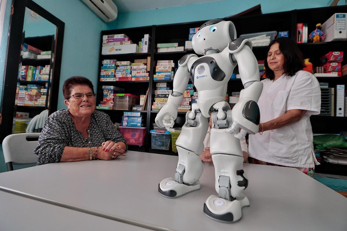 Acaymito y Estrellita, los robots que ayudan a animar a los mayores de La Laguna Acaymito y Estrellita, los robots que ayudan a animar a los mayores de La Laguna
