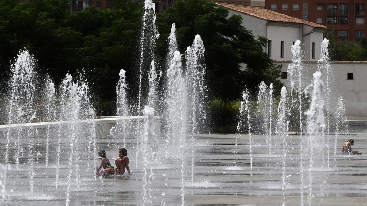 Varios niños se refrescan en las fuentes del Parc Central de Valencia