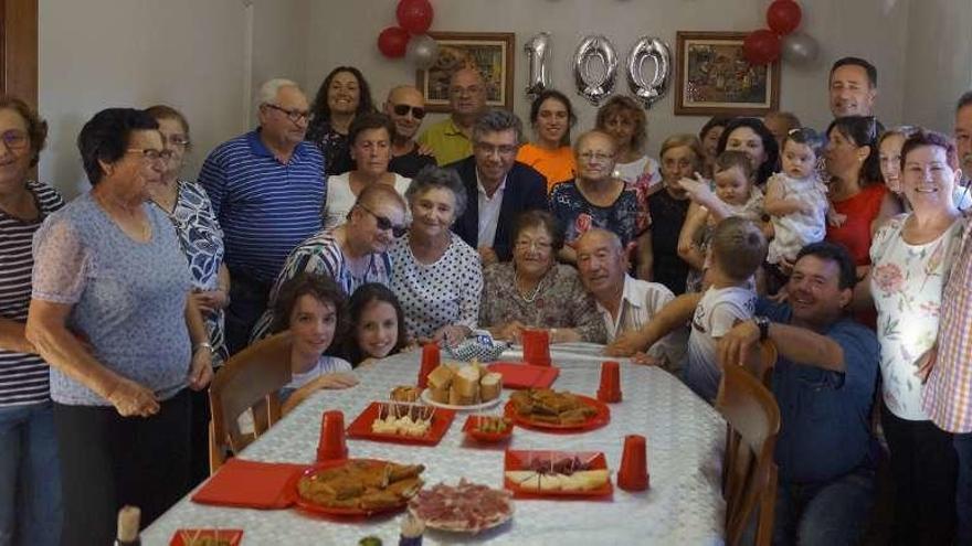 La centenaria Ascensión Darroza (centro), durante la celebración con su familia y con el alcalde. // FdV