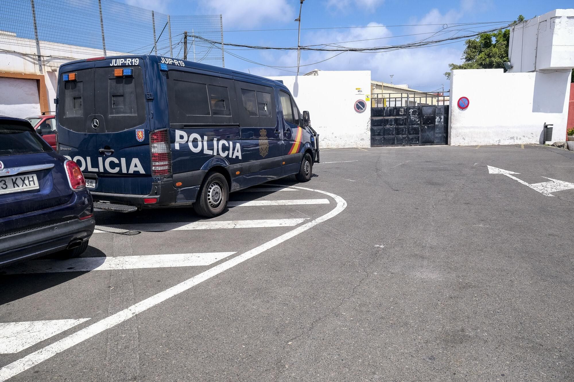 Traslado de menores migrantes asilados a las instalaciones del Canarias 50 en La Isleta