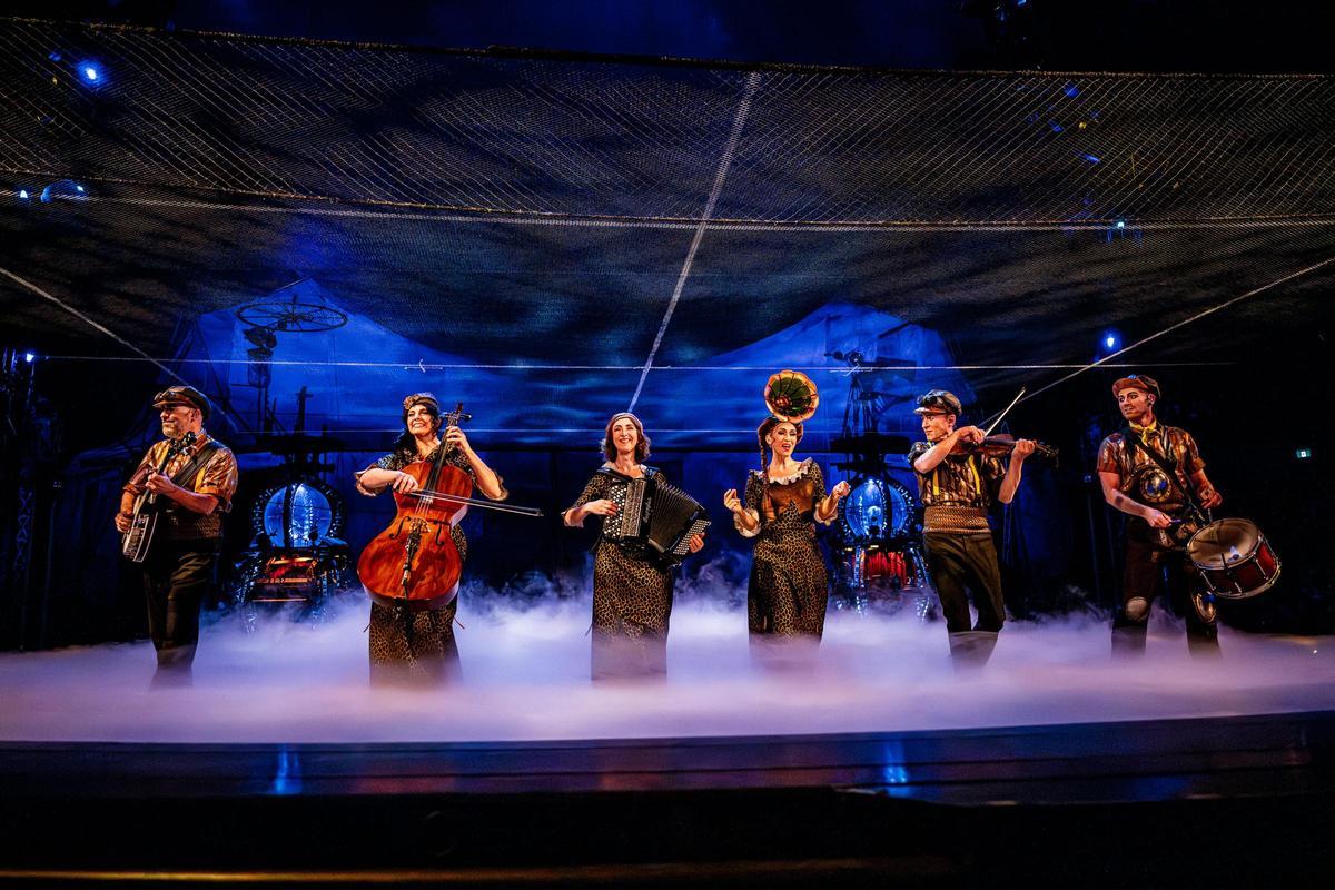 La banda de músicos de Kurios, donde participa el guitarrista y banjista, Bruno Esteban Pitarch.